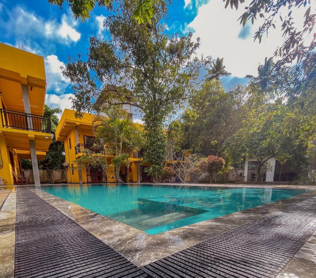 Easy Living Hotel Хикадува Екстериор снимка