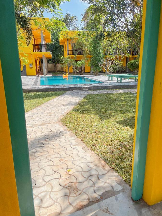 Easy Living Hotel Хикадува Екстериор снимка