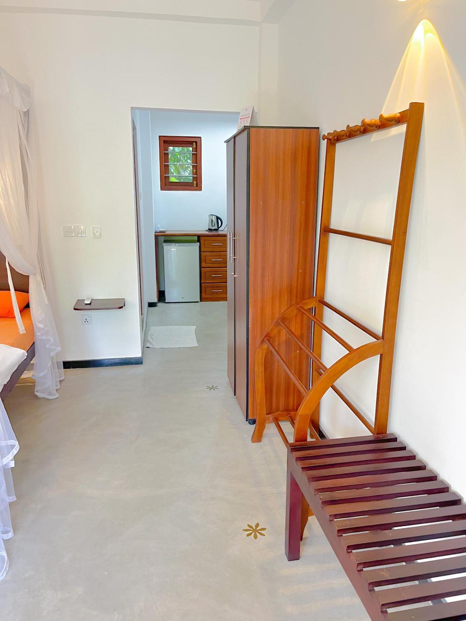 Easy Living Hotel Хикадува Екстериор снимка